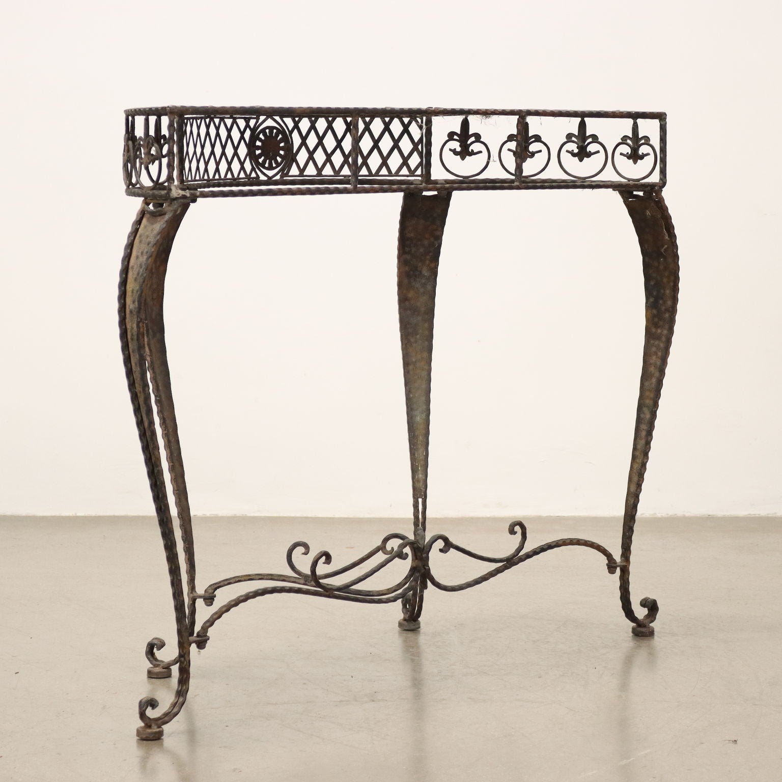  | Antiques  Stones Irons & Garden Furnishings