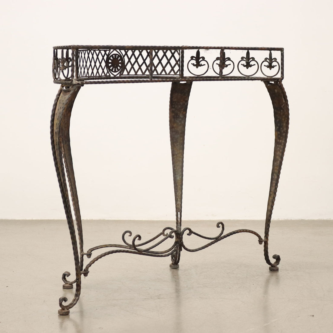  | Antiques  Stones Irons & Garden Furnishings