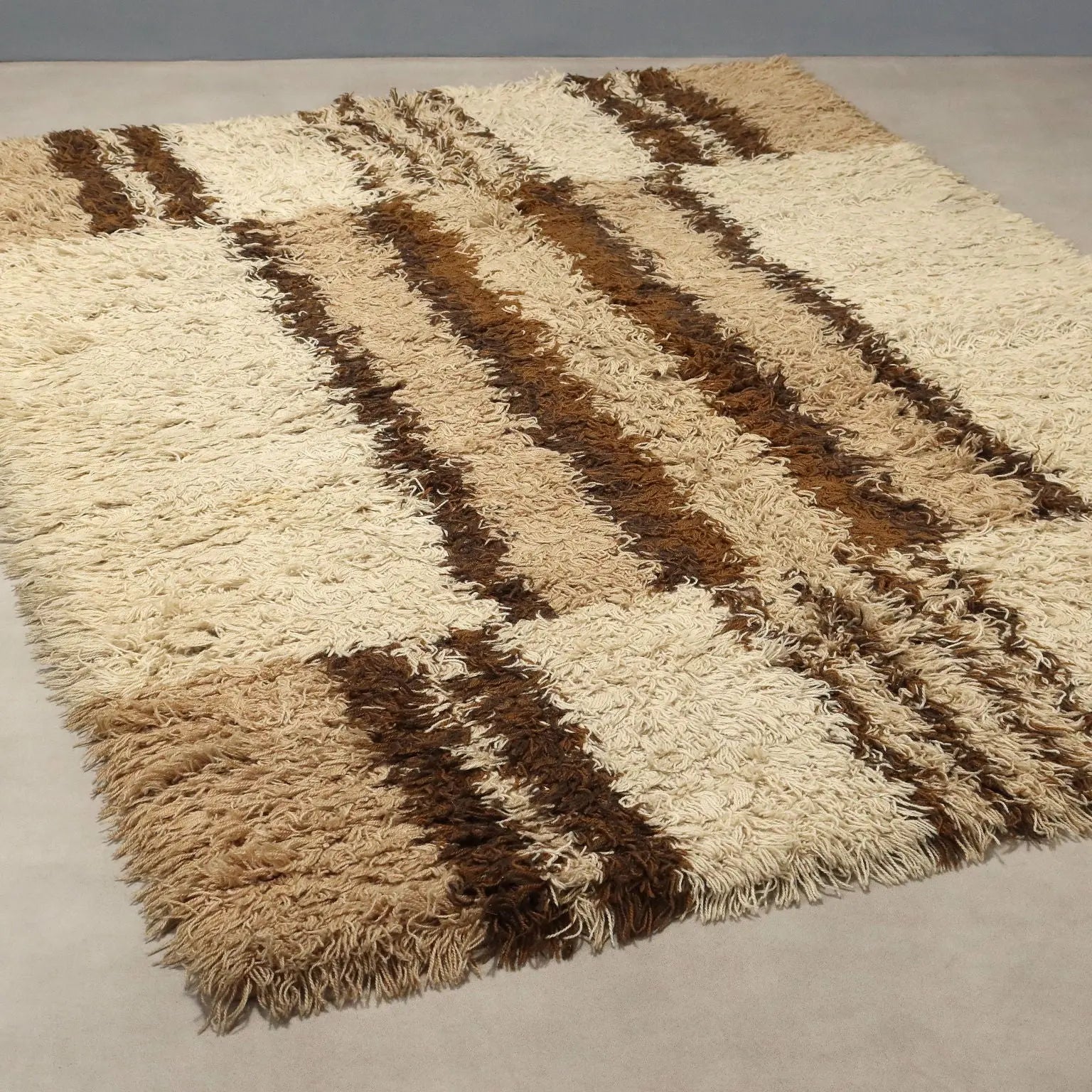 Modern Carpet Wool Heavy Knot Machine Made 87 x 63 In