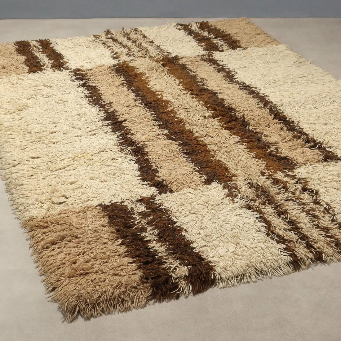 Modern Carpet Wool Heavy Knot Machine Made 87 x 63 In
