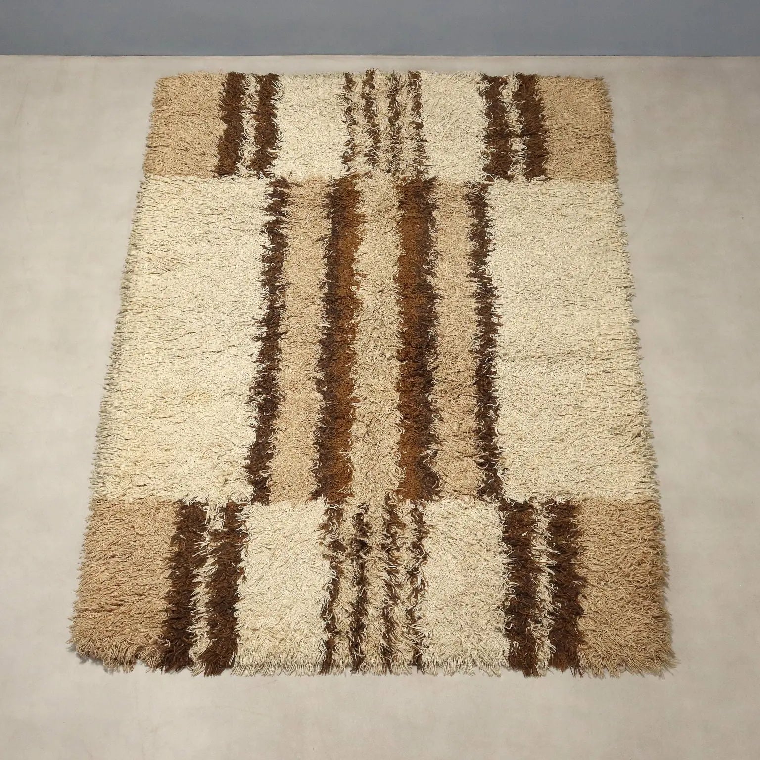 Modern Carpet Wool Heavy Knot Machine Made 87 x 63 In