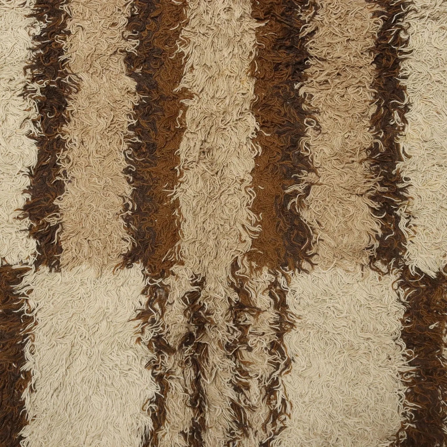 Modern Carpet Wool Heavy Knot Machine Made 87 x 63 In
