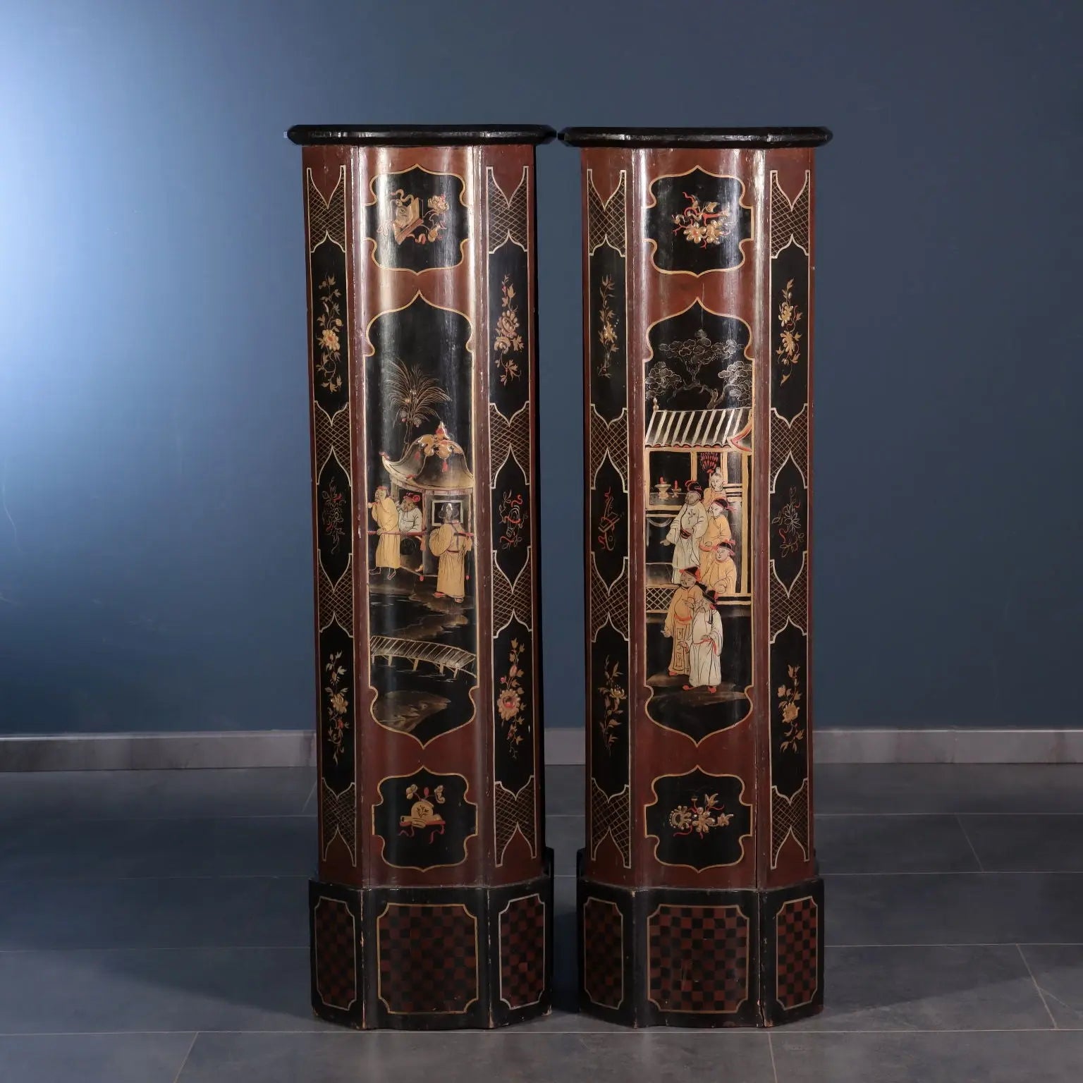 Pair of Chinoiserie Style Columns - Lacquered Wood