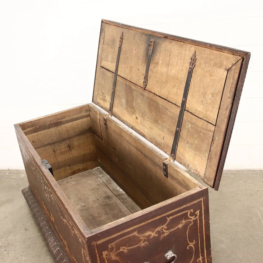 Piedmontese Chest with Beaded Frame and Stucco Inlays XVIII Century