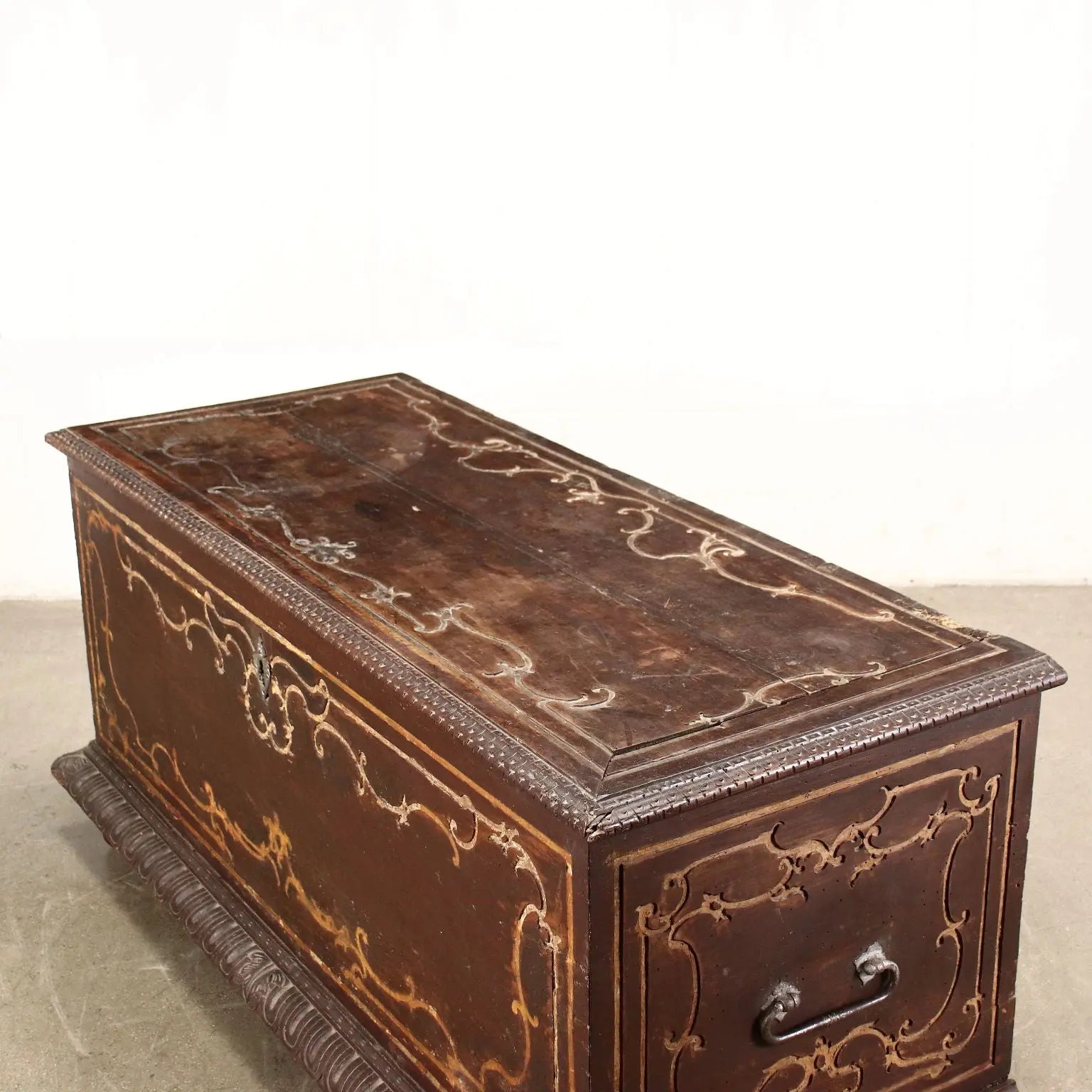Piedmontese Chest with Beaded Frame and Stucco Inlays XVIII Century