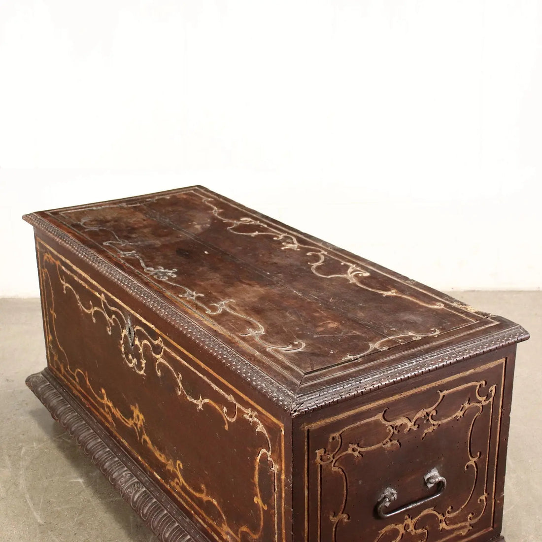 Piedmontese Chest with Beaded Frame and Stucco Inlays XVIII Century