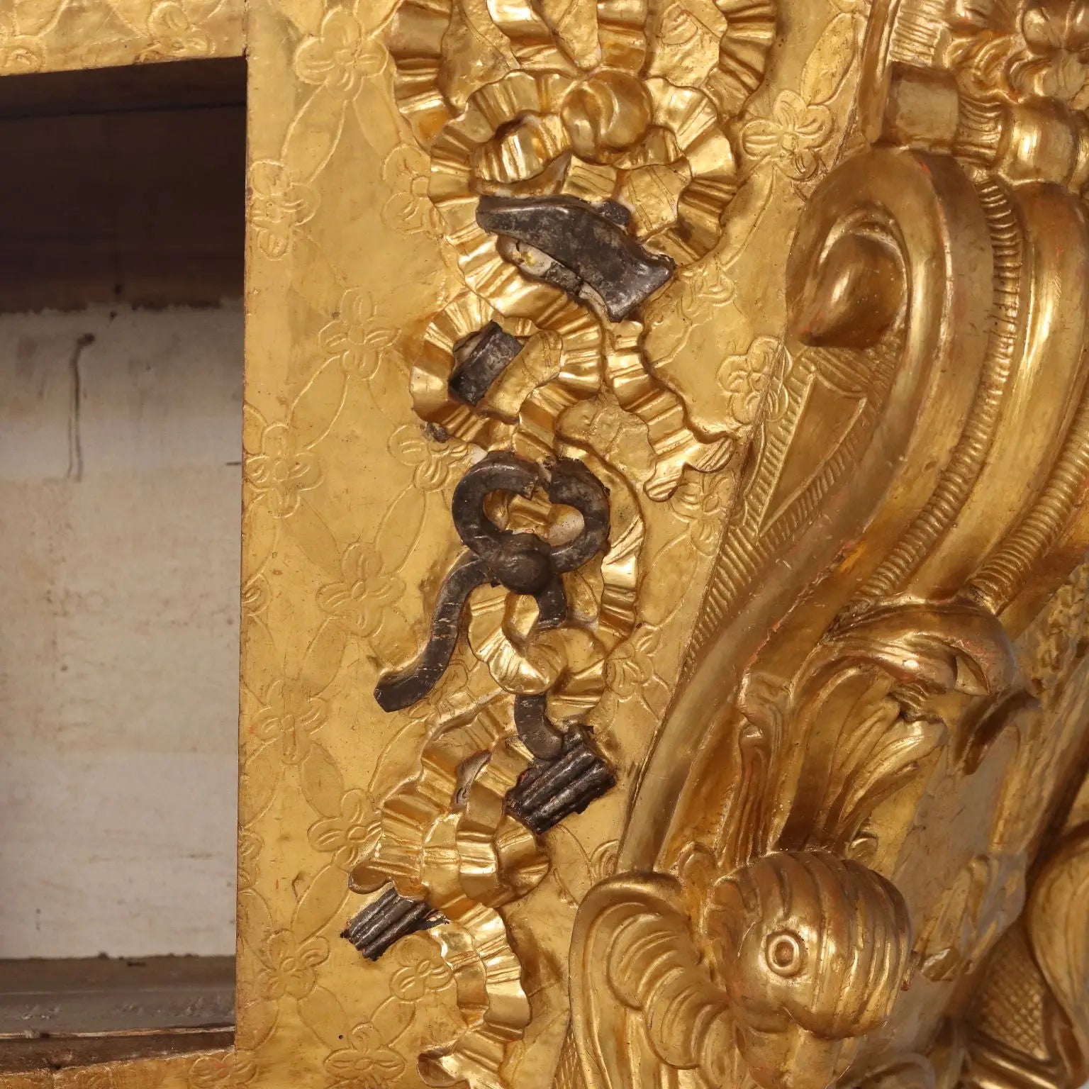 Carved and Gilded Display Case - Italy 18th Century