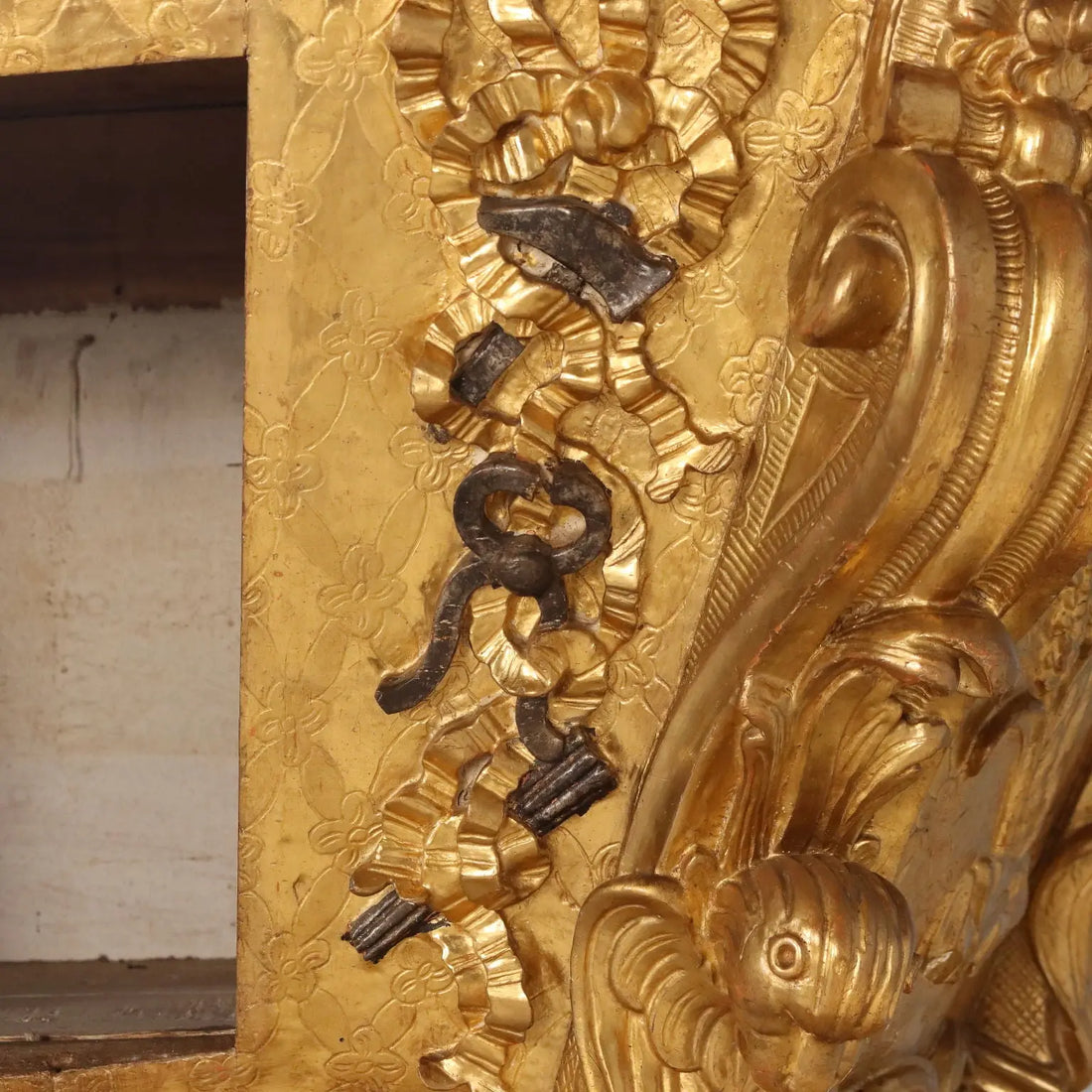 Carved and Gilded Display Case - Italy 18th Century