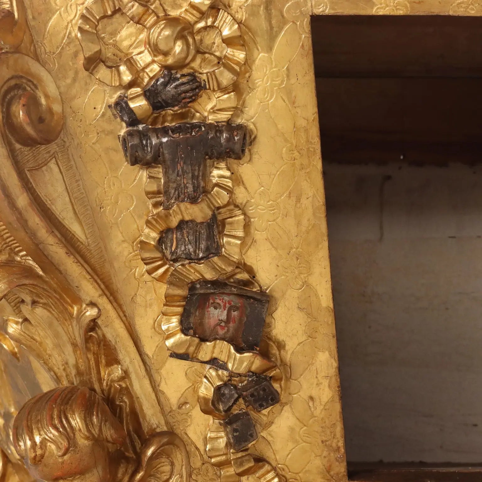 Carved and Gilded Display Case - Italy 18th Century