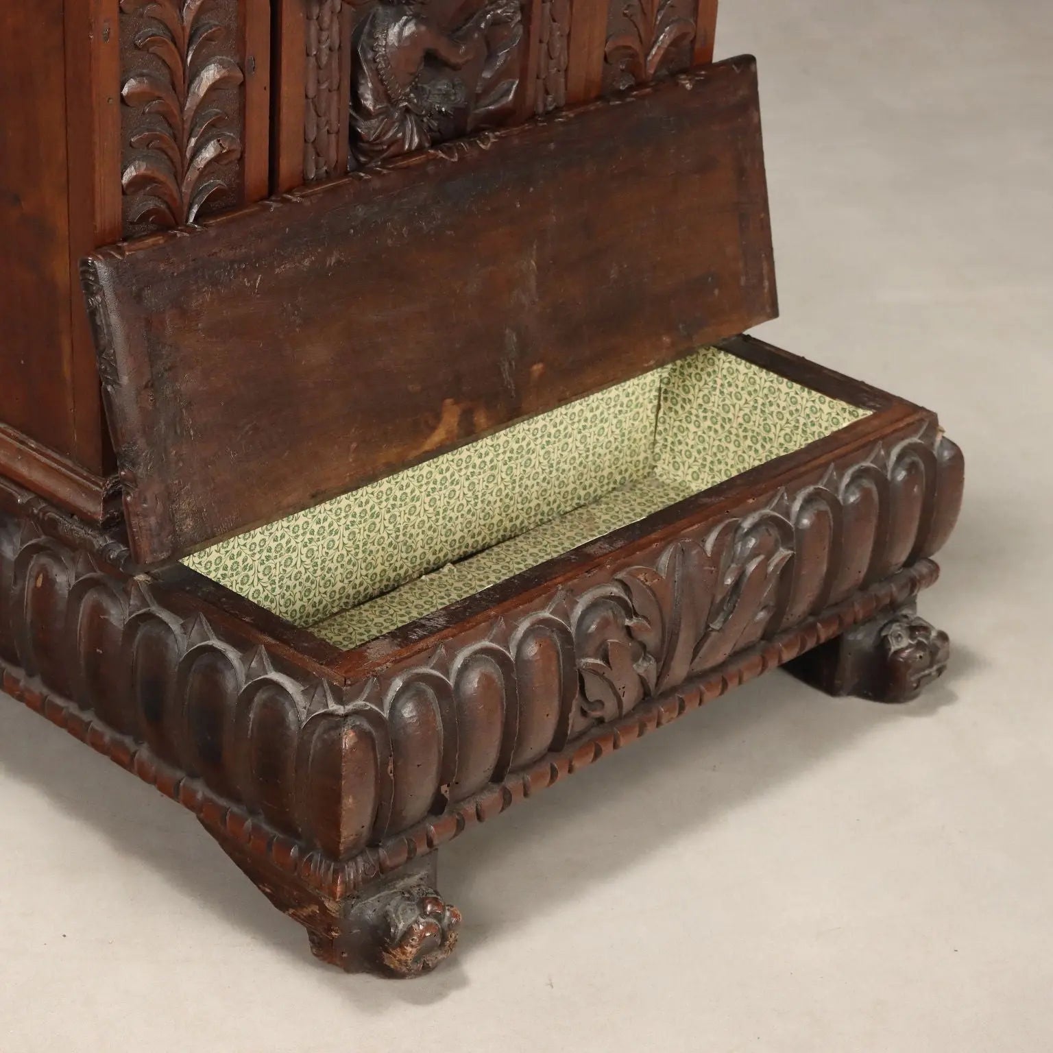 Antique Praying Desk Baroque Walnut Liguria XVII Century