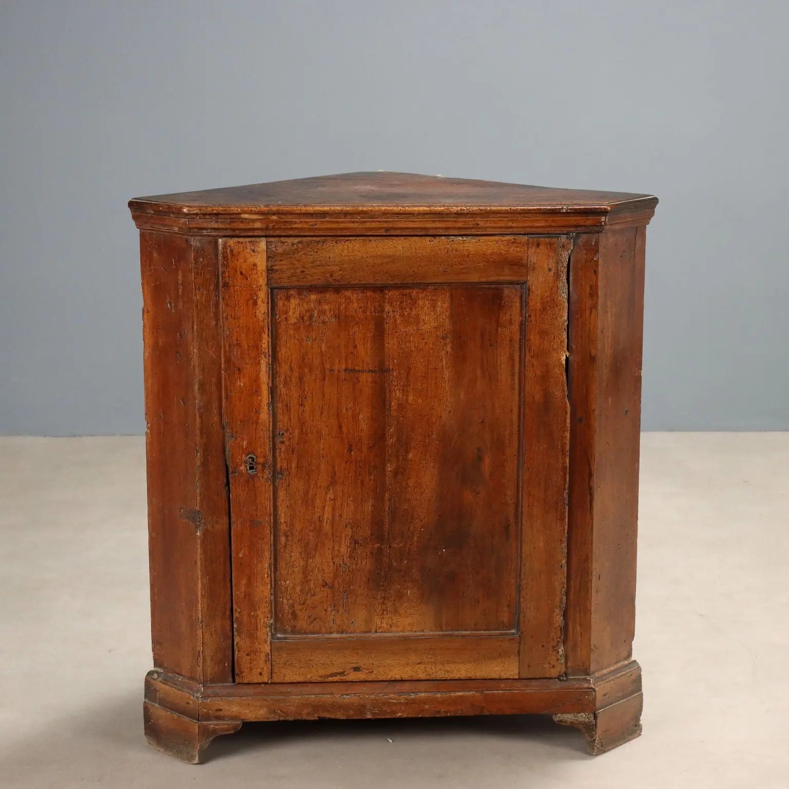 Walnut Corner Cabinet - Italy Early 19th Century