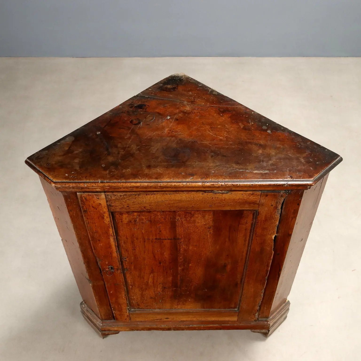 Walnut Corner Cabinet - Italy Early 19th Century