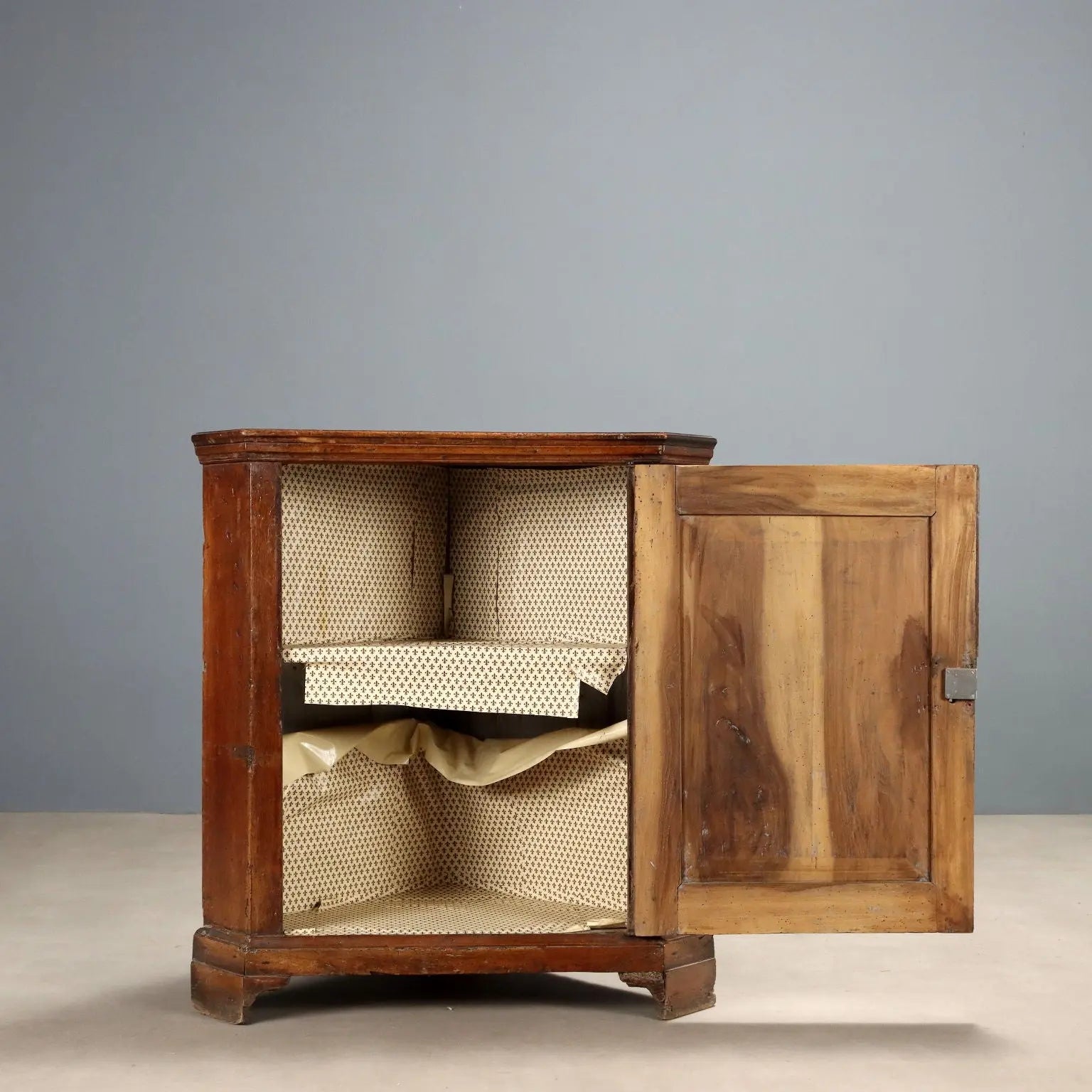 Walnut Corner Cabinet - Italy Early 19th Century