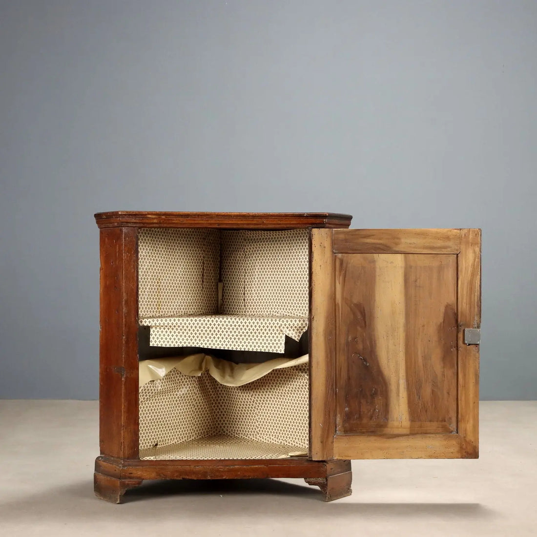 Walnut Corner Cabinet - Italy Early 19th Century