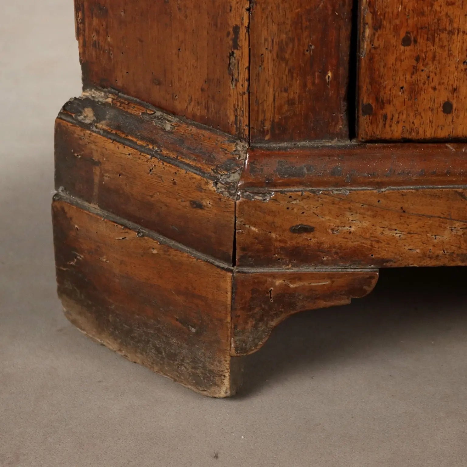 Walnut Corner Cabinet - Italy Early 19th Century