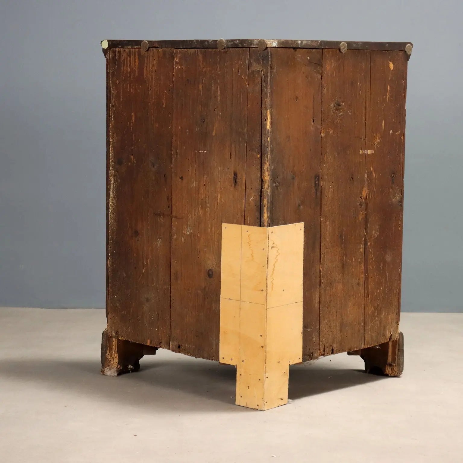 Walnut Corner Cabinet - Italy Early 19th Century