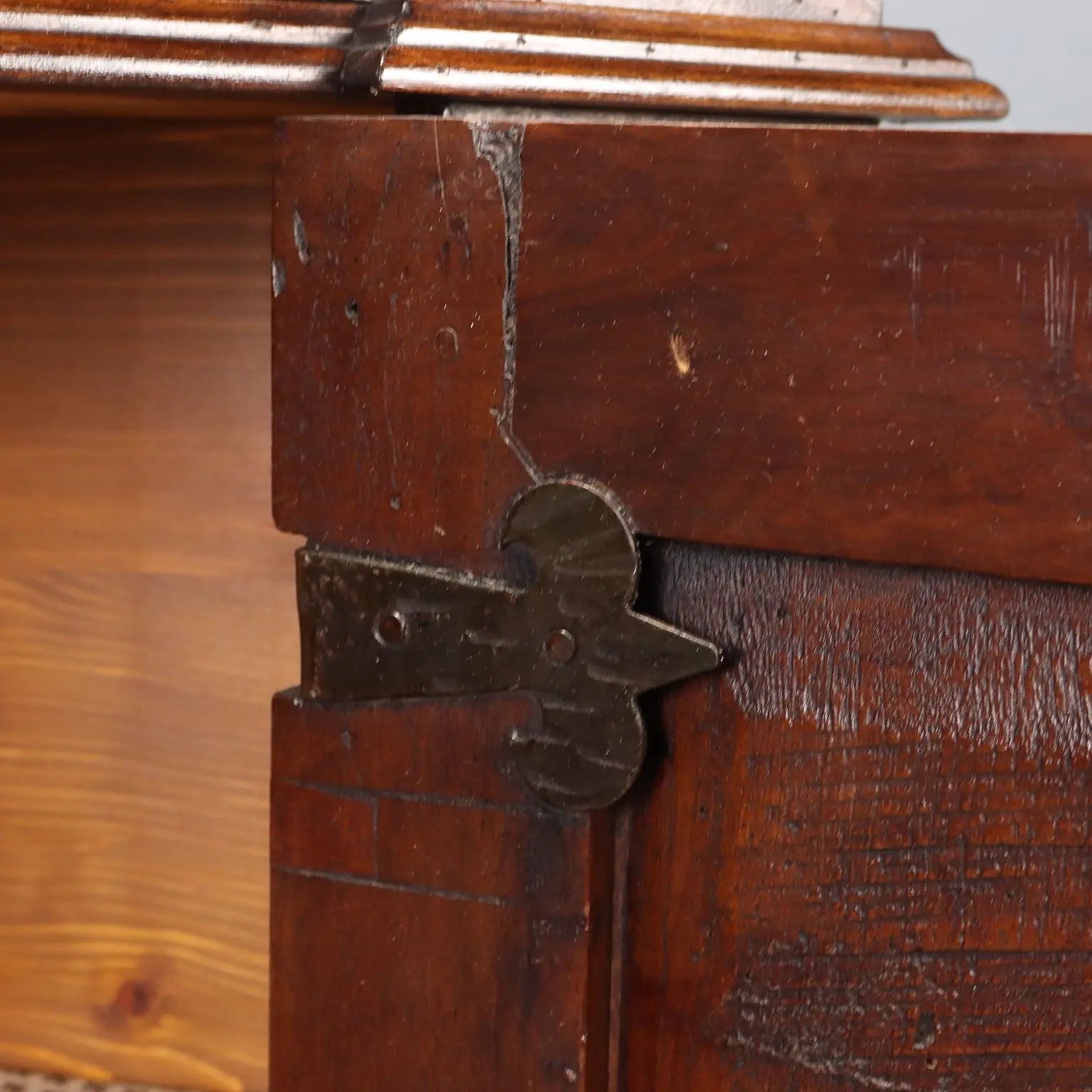 Baroque Walnut Corner Cabinet with Drawer - Italy 20th Century