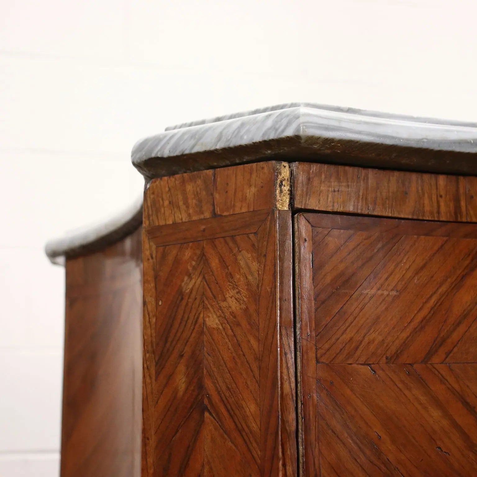 Neoclassical Chest of Drawers Walnut Italy XVIII Century - Last quarter of the 18th century | Antiques | Chest of Drawers & Commodes