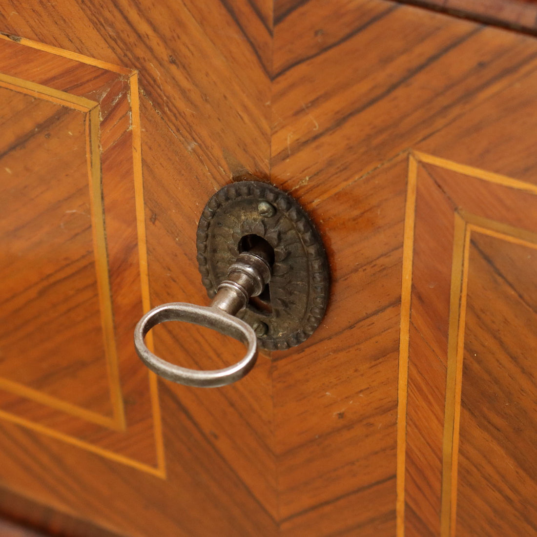  | Antiques  Chest of Drawers & Commodes