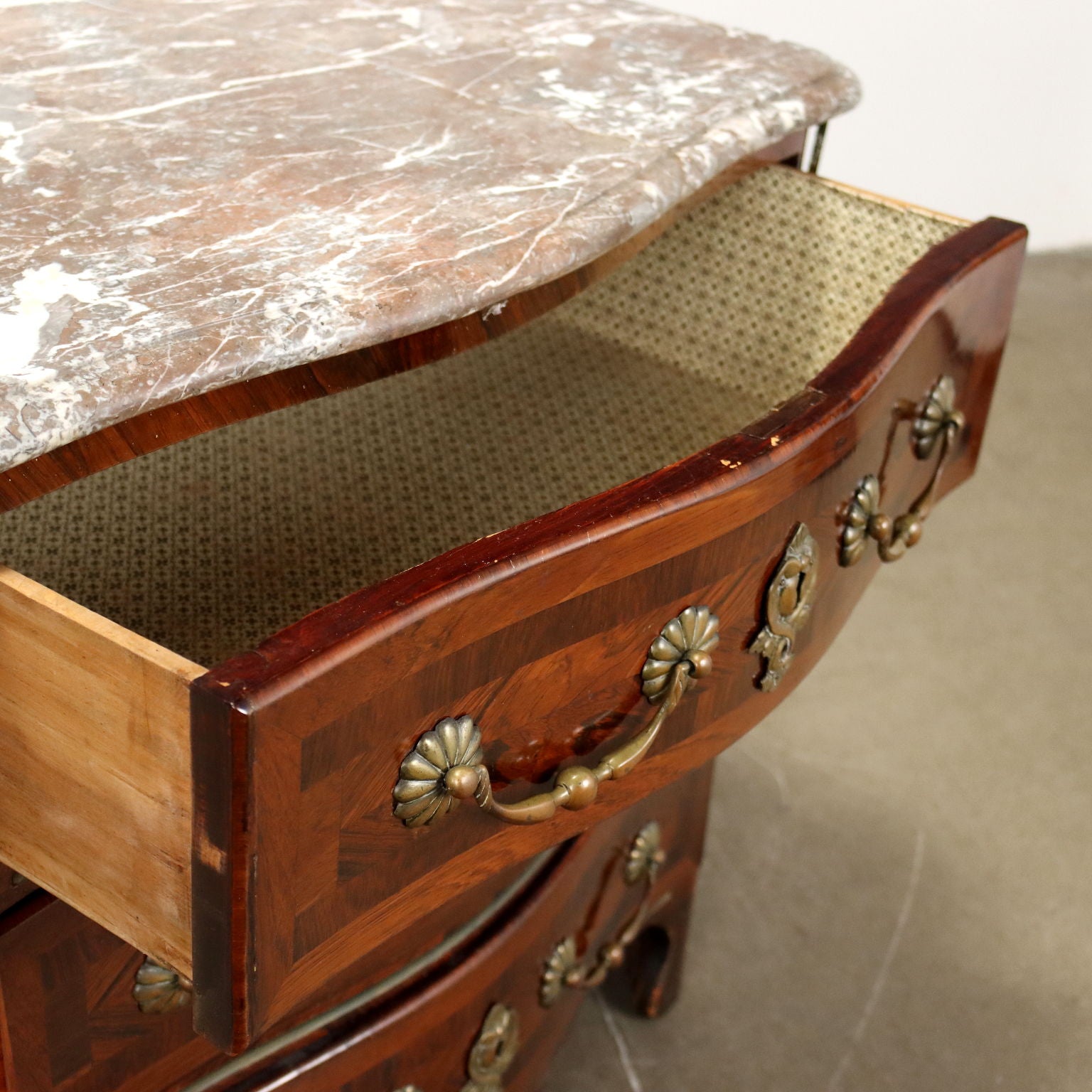  | Antiques  Chest of Drawers & Commodes
