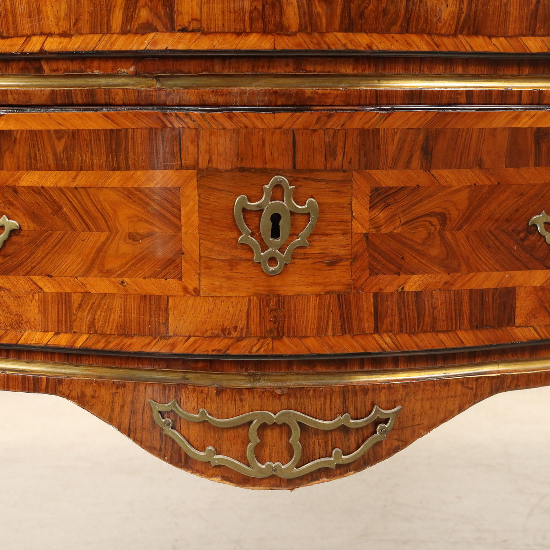  | Antiques  Chest of Drawers & Commodes
