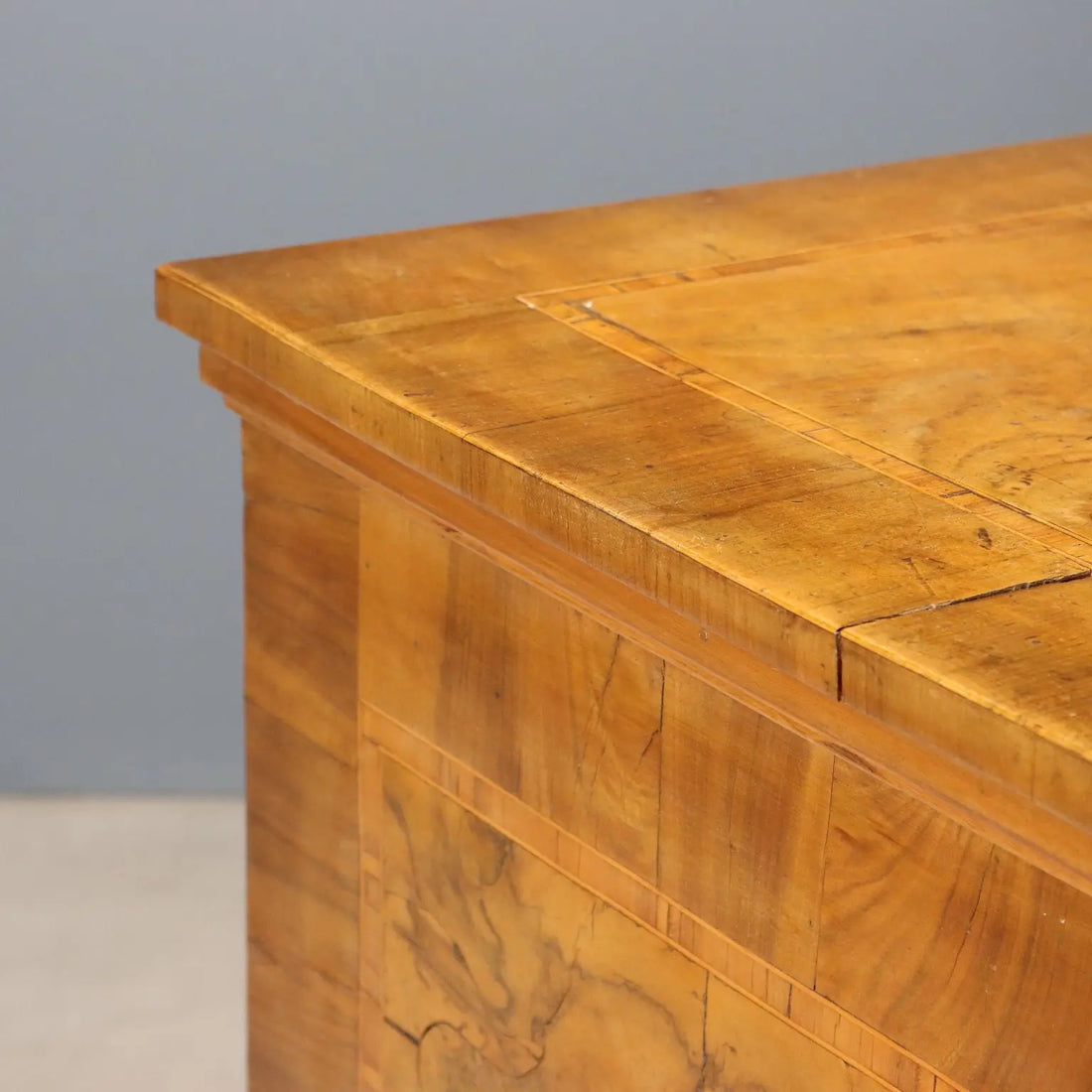 Antique Chest of Drawers Walnut Burl Italy XVIII Century