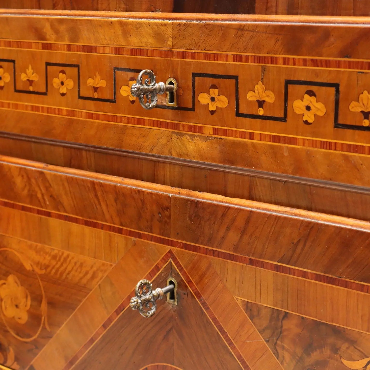 Antique Chests of Drawers Neoclassical Walnut XVIII Century