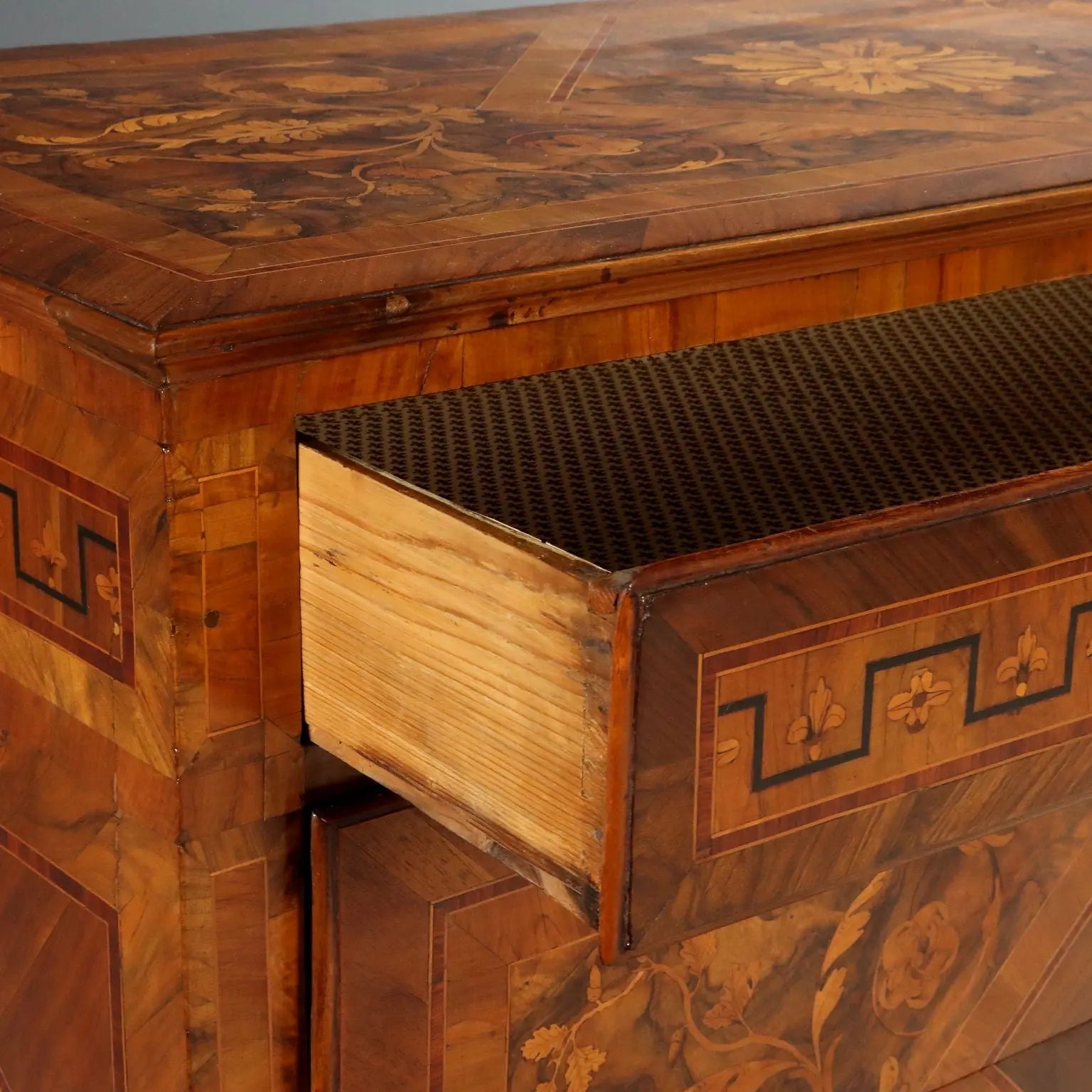 Antique Chests of Drawers Neoclassical Walnut XVIII Century