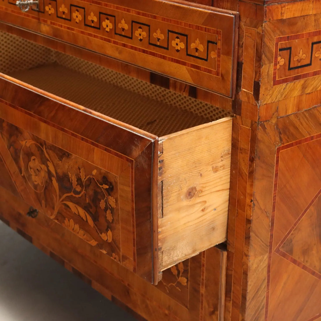 Antique Chests of Drawers Neoclassical Walnut XVIII Century