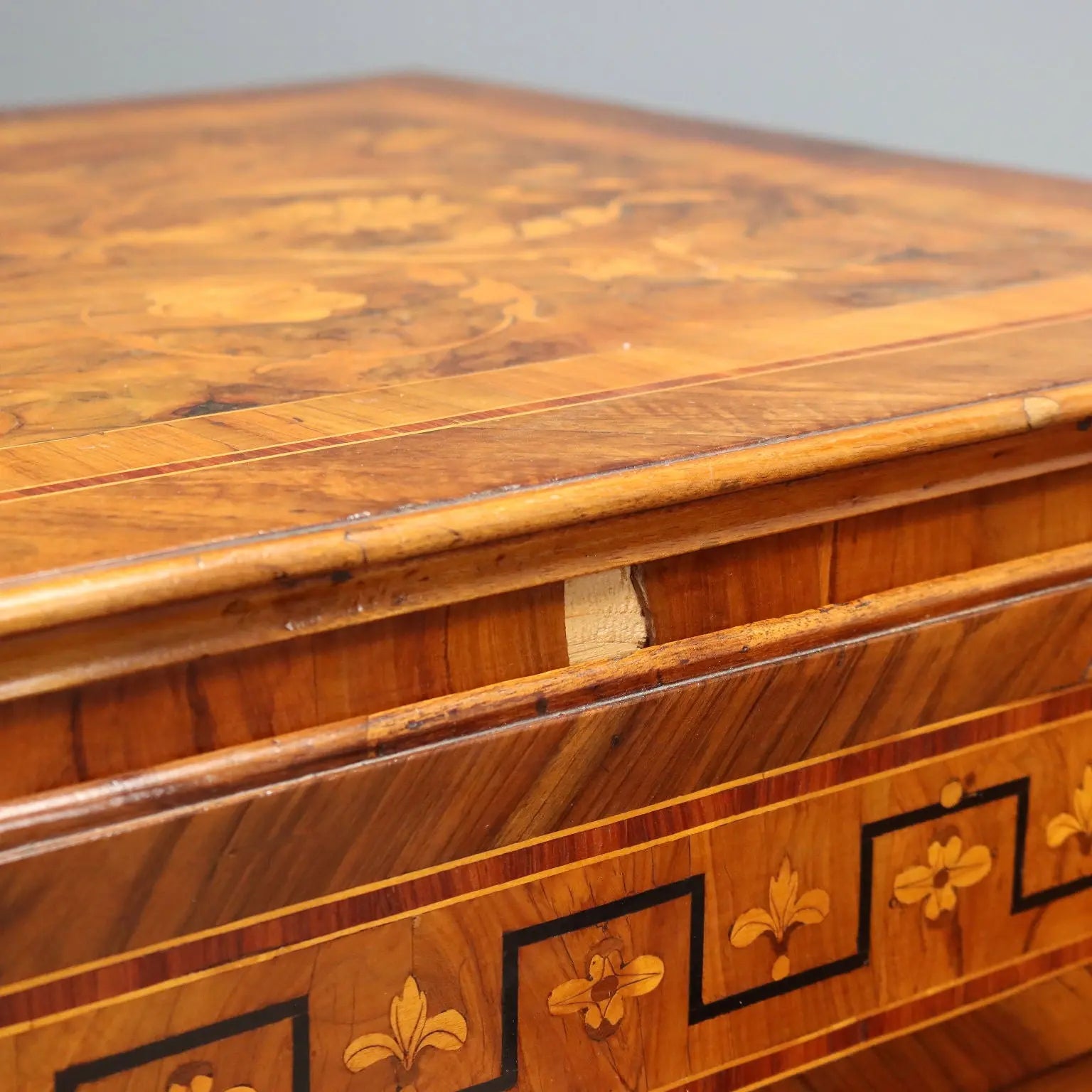 Antique Chests of Drawers Neoclassical Walnut XVIII Century