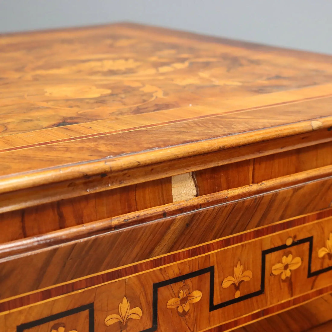Antique Chests of Drawers Neoclassical Walnut XVIII Century