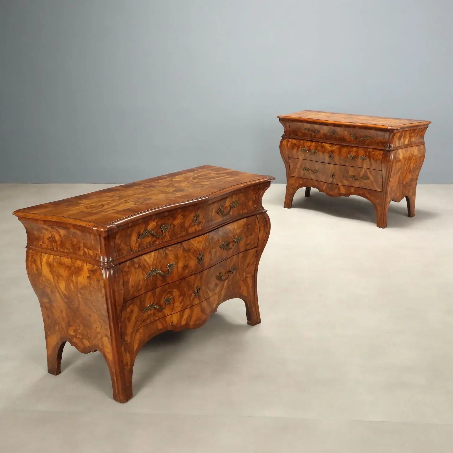 Antique Chests of Drawers Wanut Burl Veneer Italy XVIII Century