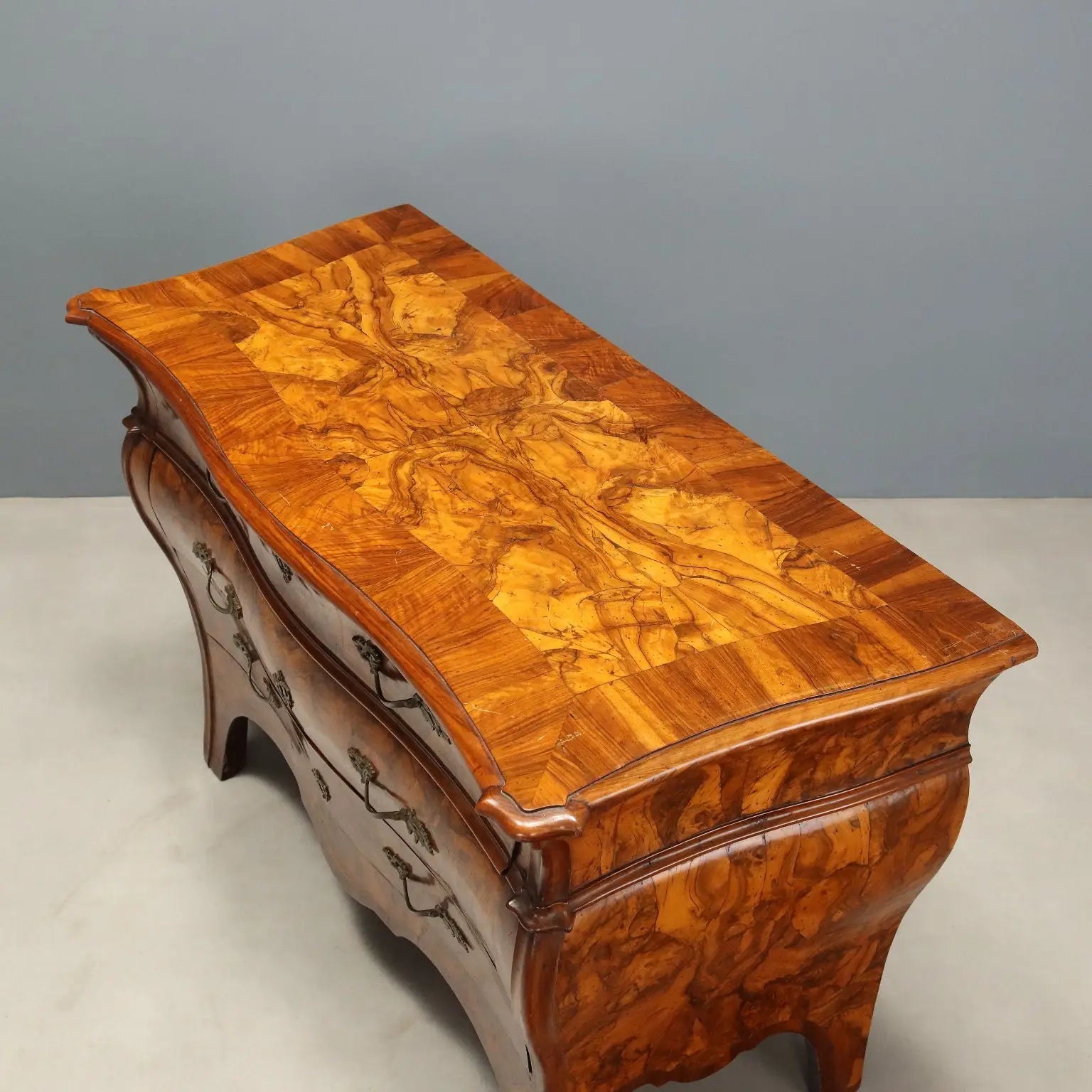 Antique Chests of Drawers Wanut Burl Veneer Italy XVIII Century