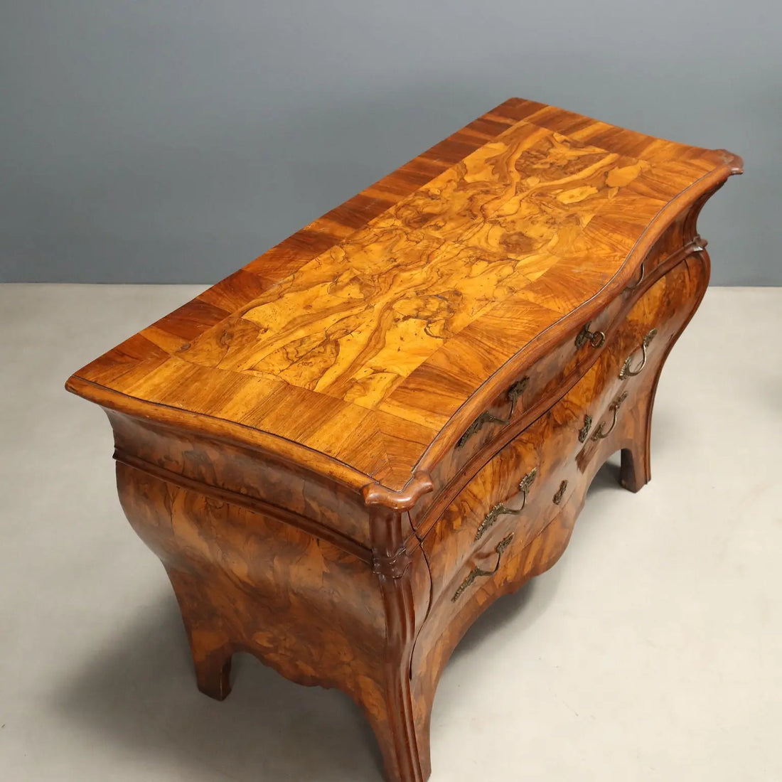 Antique Chests of Drawers Wanut Burl Veneer Italy XVIII Century