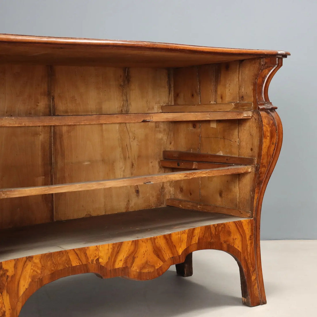 Antique Chests of Drawers Wanut Burl Veneer Italy XVIII Century