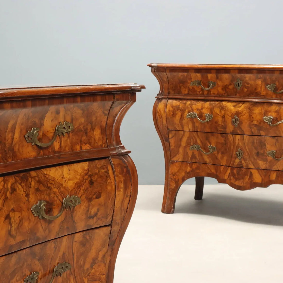 Antique Chests of Drawers Wanut Burl Veneer Italy XVIII Century