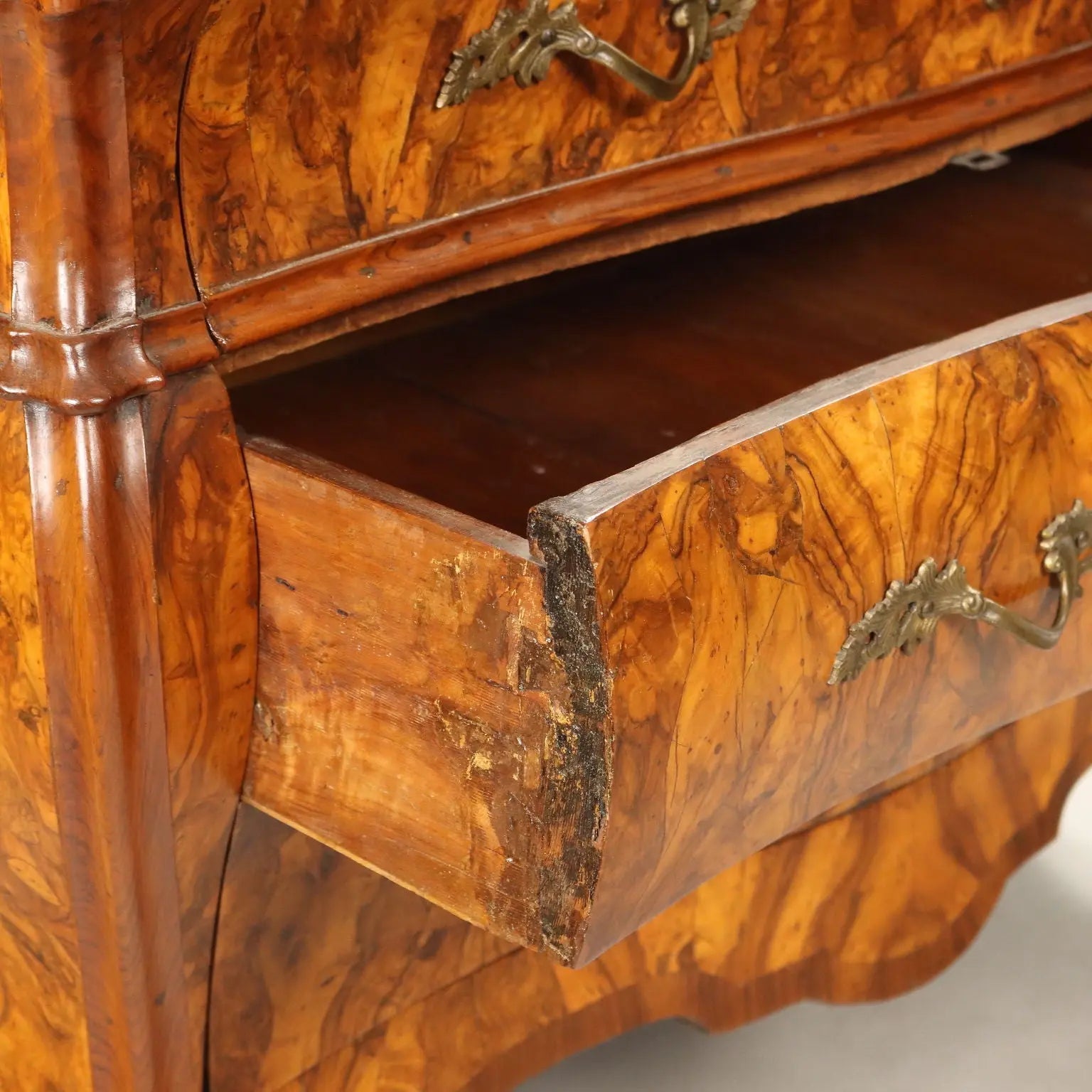 Antique Chests of Drawers Wanut Burl Veneer Italy XVIII Century