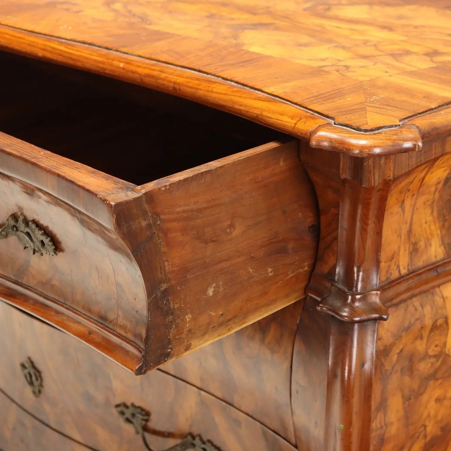 Antique Chests of Drawers Wanut Burl Veneer Italy XVIII Century