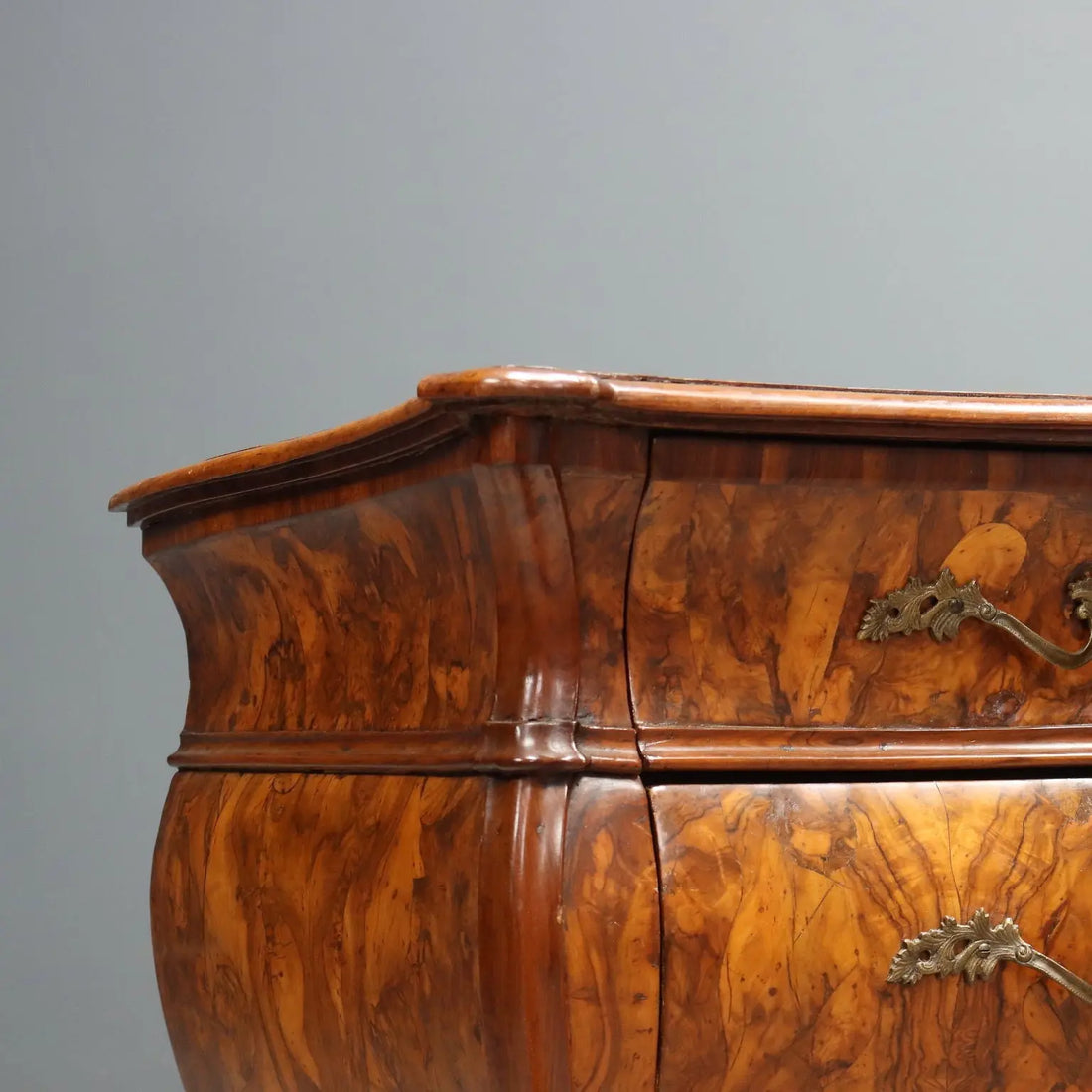 Antique Chests of Drawers Wanut Burl Veneer Italy XVIII Century