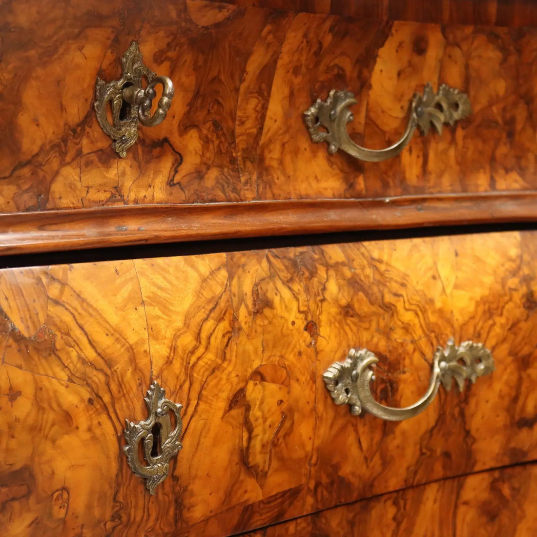 Antique Chests of Drawers Wanut Burl Veneer Italy XVIII Century