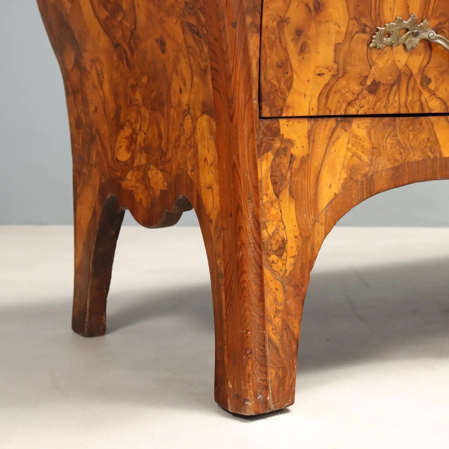 Antique Chests of Drawers Wanut Burl Veneer Italy XVIII Century