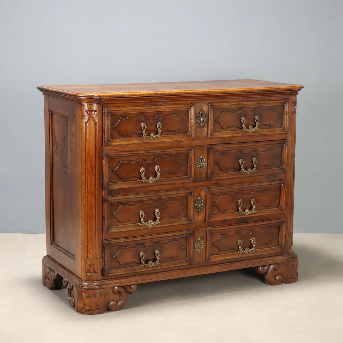 Baroque Walnut Canterano with Molded Drawers