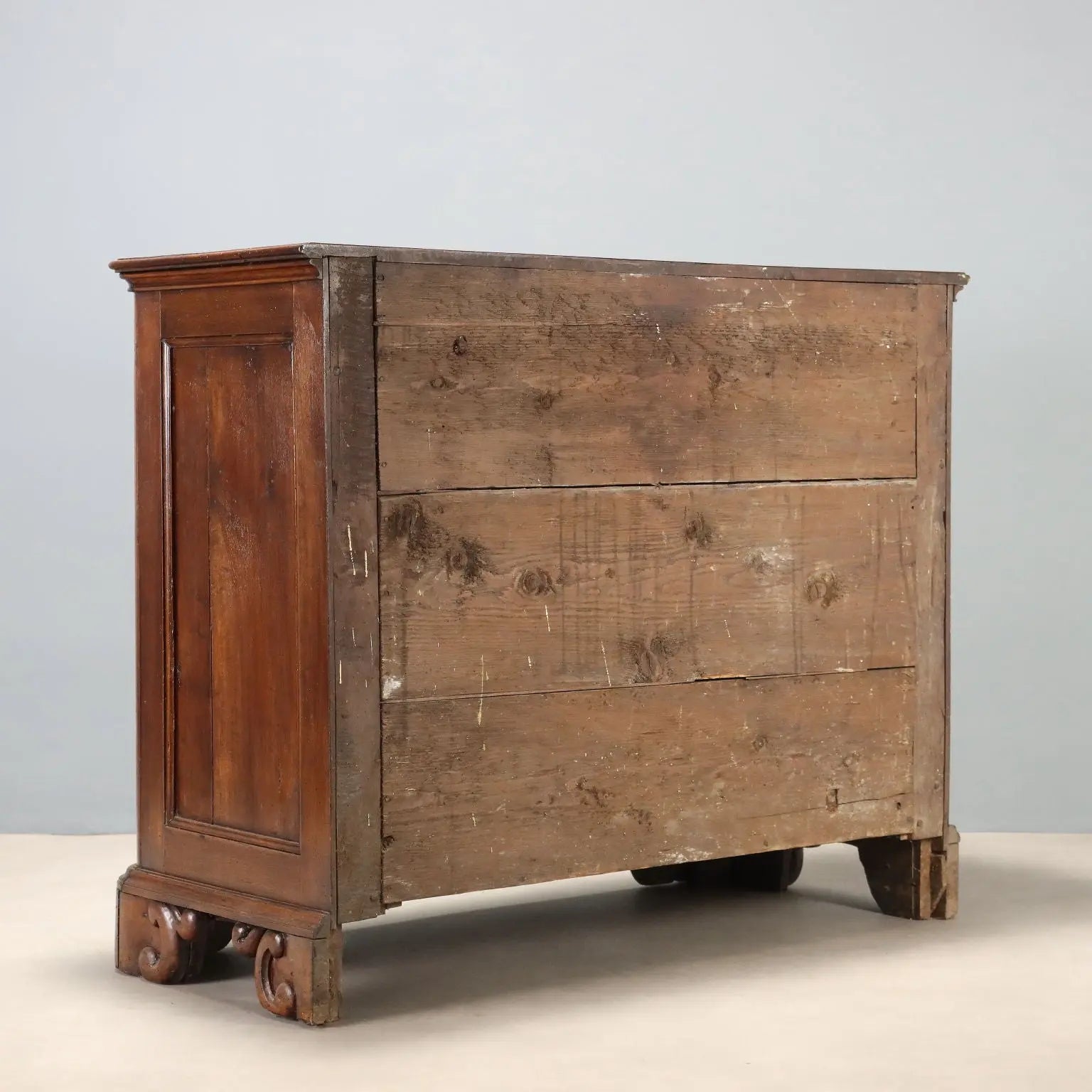 Baroque Walnut Canterano with Molded Drawers