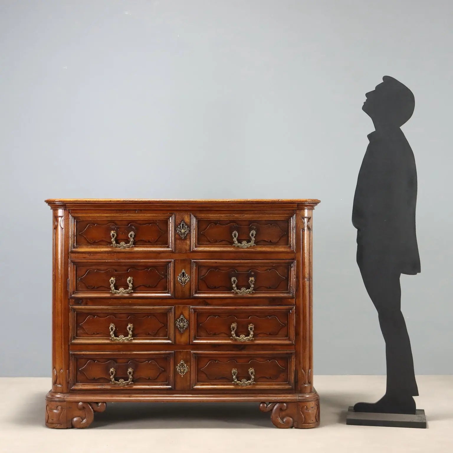 Baroque Walnut Canterano with Molded Drawers