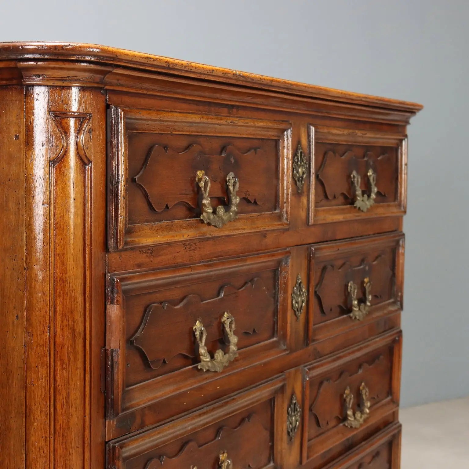 Baroque Walnut Canterano with Molded Drawers