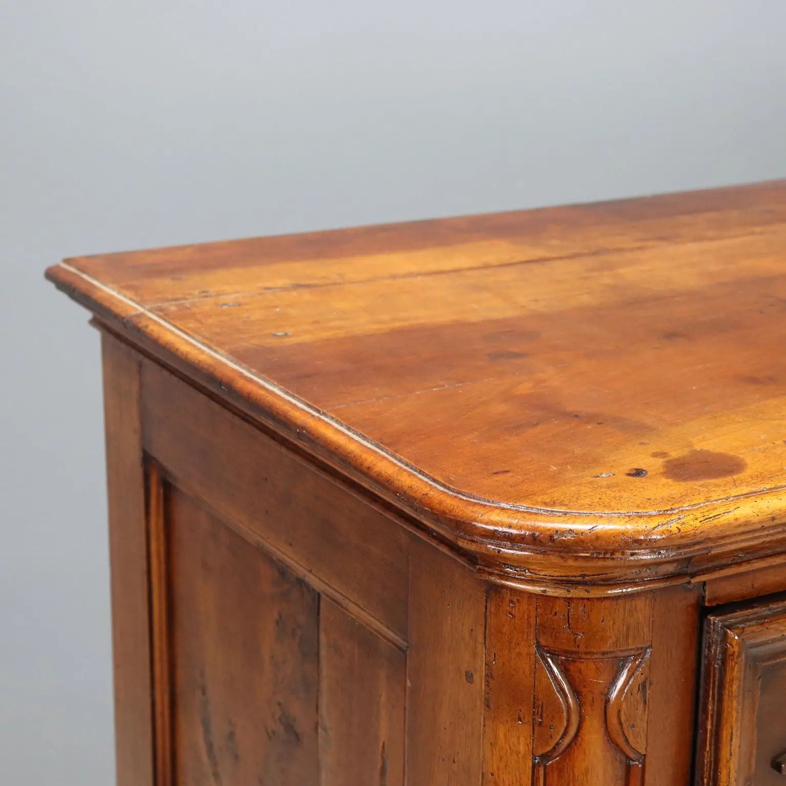 Baroque Walnut Canterano with Molded Drawers