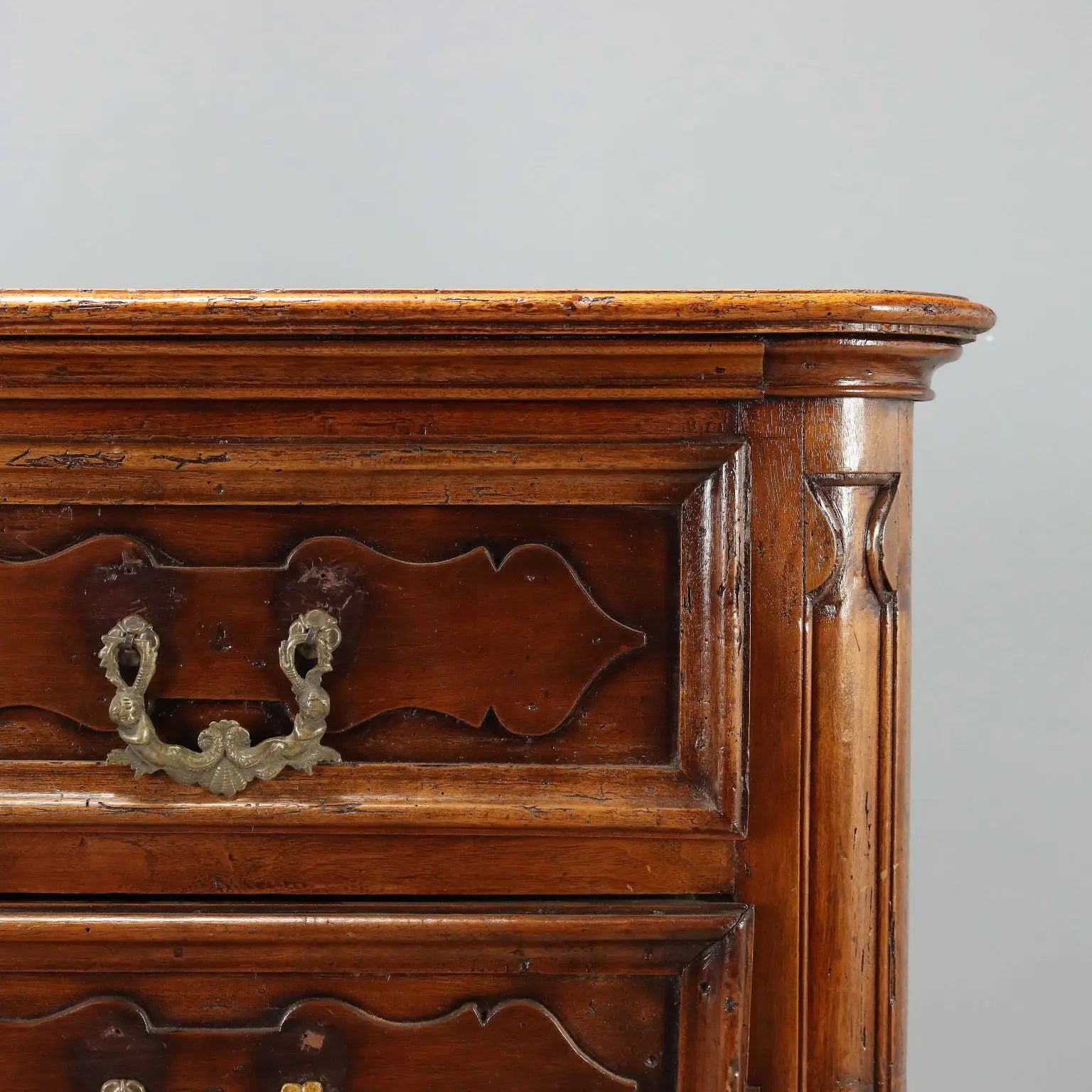Baroque Walnut Canterano with Molded Drawers