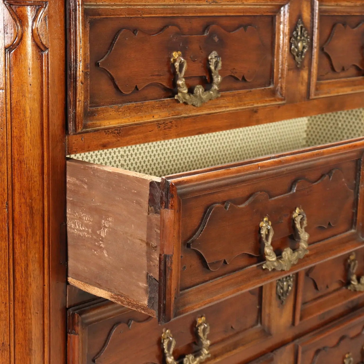Baroque Walnut Canterano with Molded Drawers