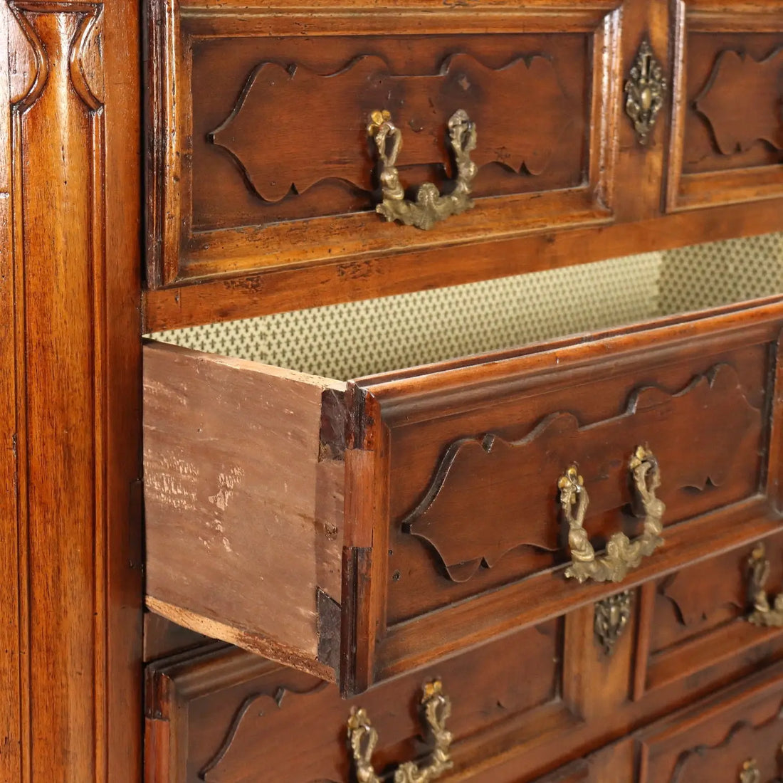 Baroque Walnut Canterano with Molded Drawers