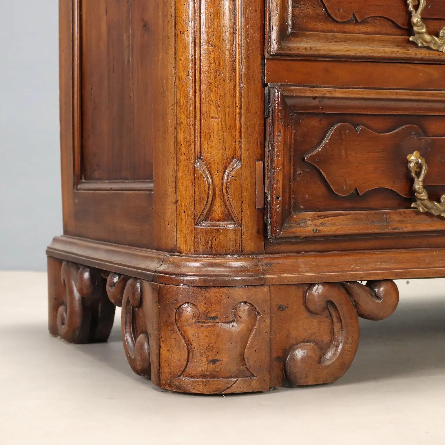 Baroque Walnut Canterano with Molded Drawers